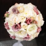 4. アイボリー×ベージュのラウンドブーケ