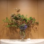 仲秋　学園玄関への生け込み