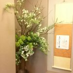 雨水　料亭玄関への生け込み