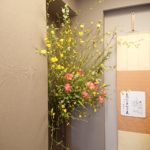 春分　料亭玄関の生け込み