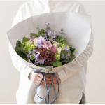 母の日 紫のバラとスウィートピーの花束